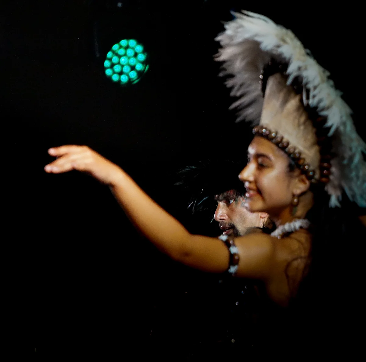 Dettaglio di danzatore Mana Maohi con decorazioni tradizionali polinesiane al Festival del Folklore Gorizia